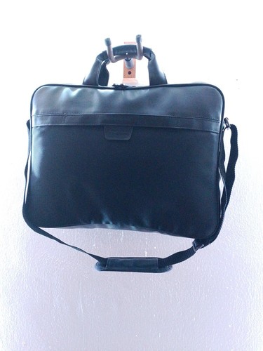 Kenneth Cole Reaction Laptop Bag With Messenger Strap - Picture 2 of 8