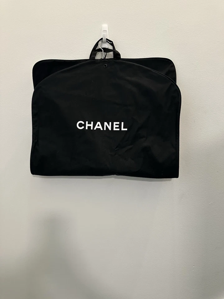 Bolsa de viaje de almacenamiento negra plegable de tela CHANEL 23'X40". 3 en stock Foto 3 de 3