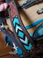 Attache en cuir perlé