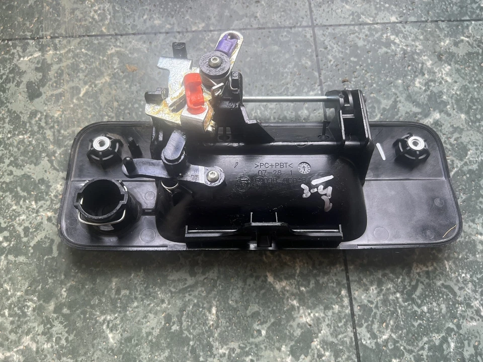 Pestillo de puerta trasera genuino Toyota Tundra 2007 negro texturizado Foto 2 de 3