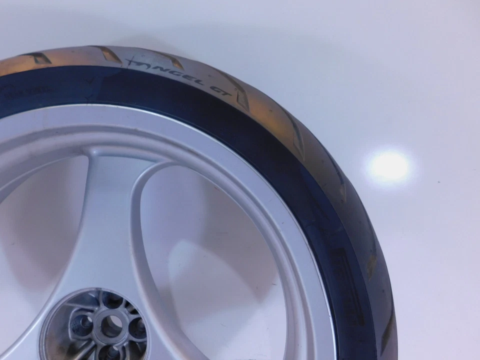 Llanta y neumático trasero plateado fundido BMW R1100R R1100RT R1100RS R850R y K1 K1100LT Foto 3 de 4