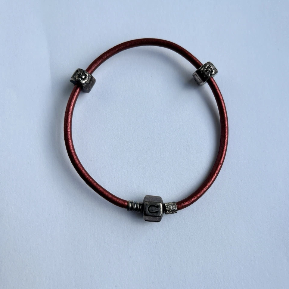 Pulsera a Presión Chamilia 7 pulgadas Cuero Metálico Caqui y 2 Cuentas Camilia con Caja Foto 2 de 4