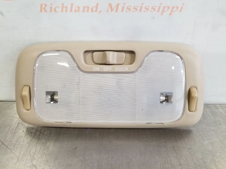 06 2006 LEXUS LX470 FRONT CENTER OVERHEAD REAR DOME LIGHT TAN - Image 2 of 4