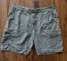 Tommy Bahama Relax Men  s Size 40 Cargo Shorts Olive Green 9  Inseam