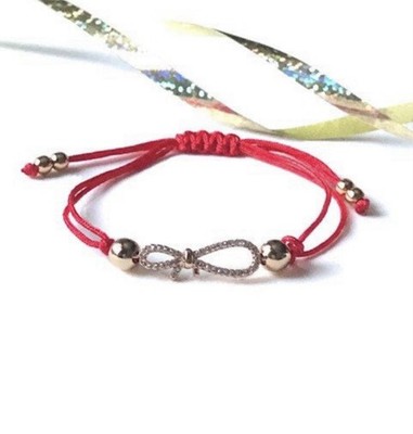 Rotes Schnurarmband mit Bandform