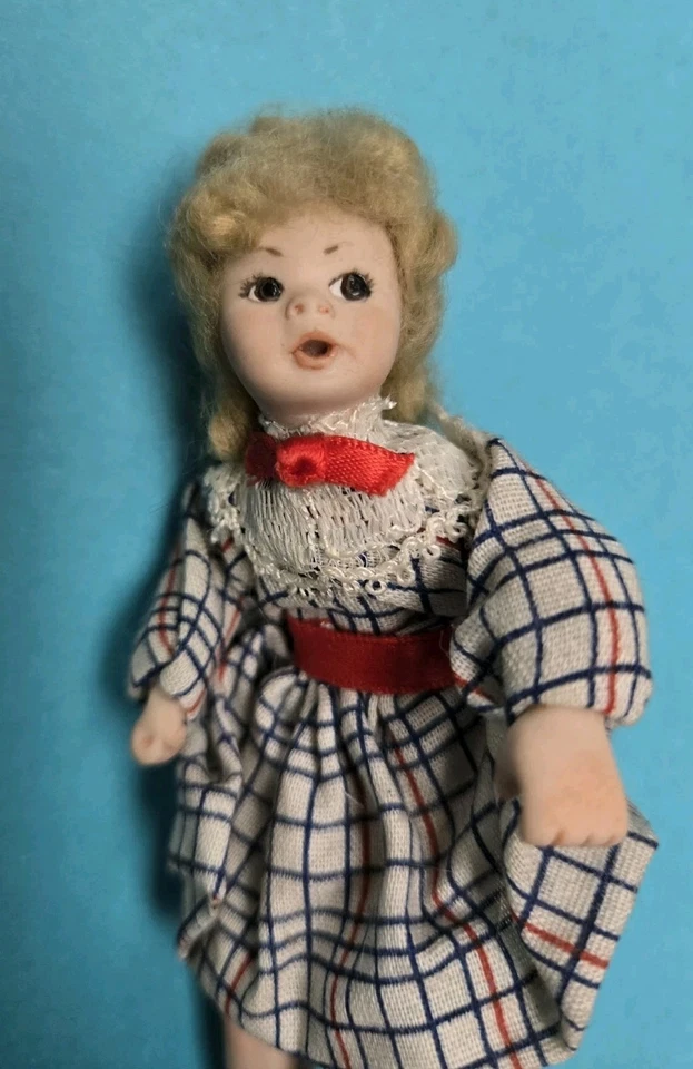 Casa de muñecas miniatura porcelana niña muñeca artesanal hecha a mano - ¡Súper linda! Foto 3 de 4