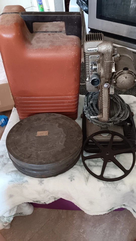 Винтажный 8 мм пленочный проектор Revere с оригинальным корпусом модель 85 лампа/мотор работает - Изображение 3 из 4