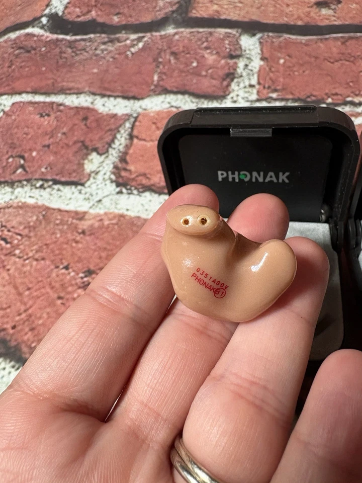 Audífonos Phonak Aero usados en estuche sistema de sonido Foto 2 de 4