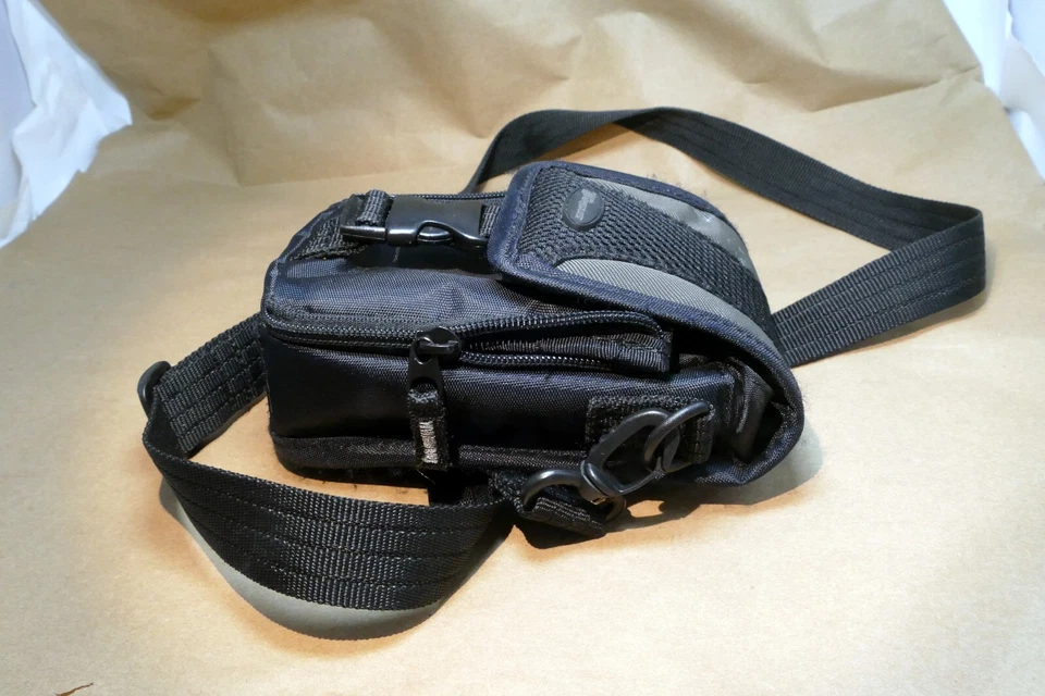 Targus digital camera messenger bag case with shoulder strap black-gray - Image 2 of 4