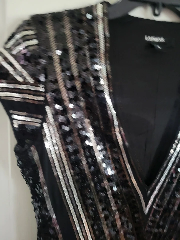 Express 女式亮片迷你紧身鸡尾酒 V 领帽袖连衣裙黑色中号 — 第 3/4 张图片