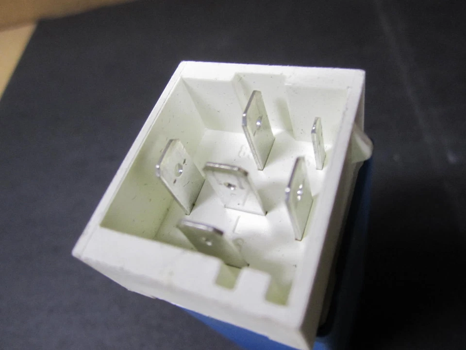 沃尔沃 760 940 960 S90 V90 座椅皮带提醒继电器 原始设备制造商 # 1362896 HELLA # 00552700 — 第 3/3 张图片