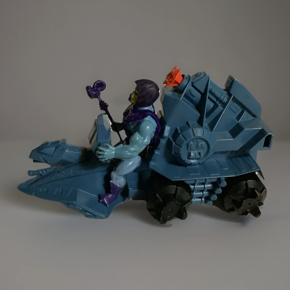 Figura de colección Mattel Masters of the Universe Battle Ram con Skeletor Foto 2 de 4