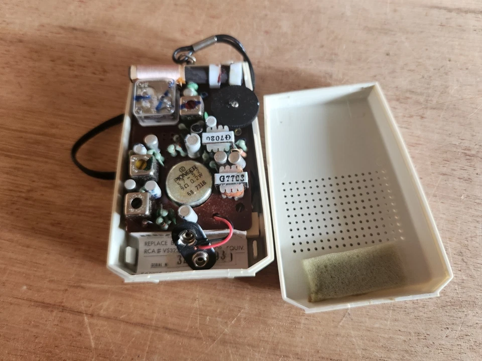 RCA Portable AM Pocket Radio RZG 101J Gray 1970s Vintage Orig Box Tested Works - Image 2 of 4