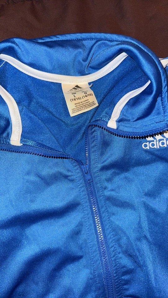Chaqueta azul Adidas con cremallera para niños jóvenes talla grande con pantalones cortos a juego Foto 2 de 4