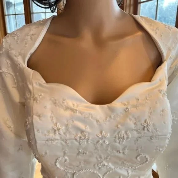 * Vestido de novia Pronovias con cuentas marfil satinado manga larga 3/4 talla 12 Foto 3 de 4