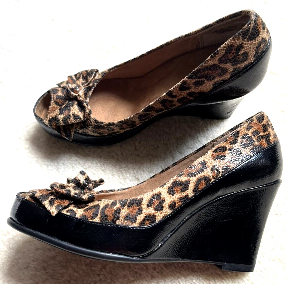 PEEP-TOE NEGRO CHAROL Y ESTAMPADO DE LEOPARDO CUÑA BOMBA CON LAZO MUJER TALLA 8 MED Foto 2 de 3