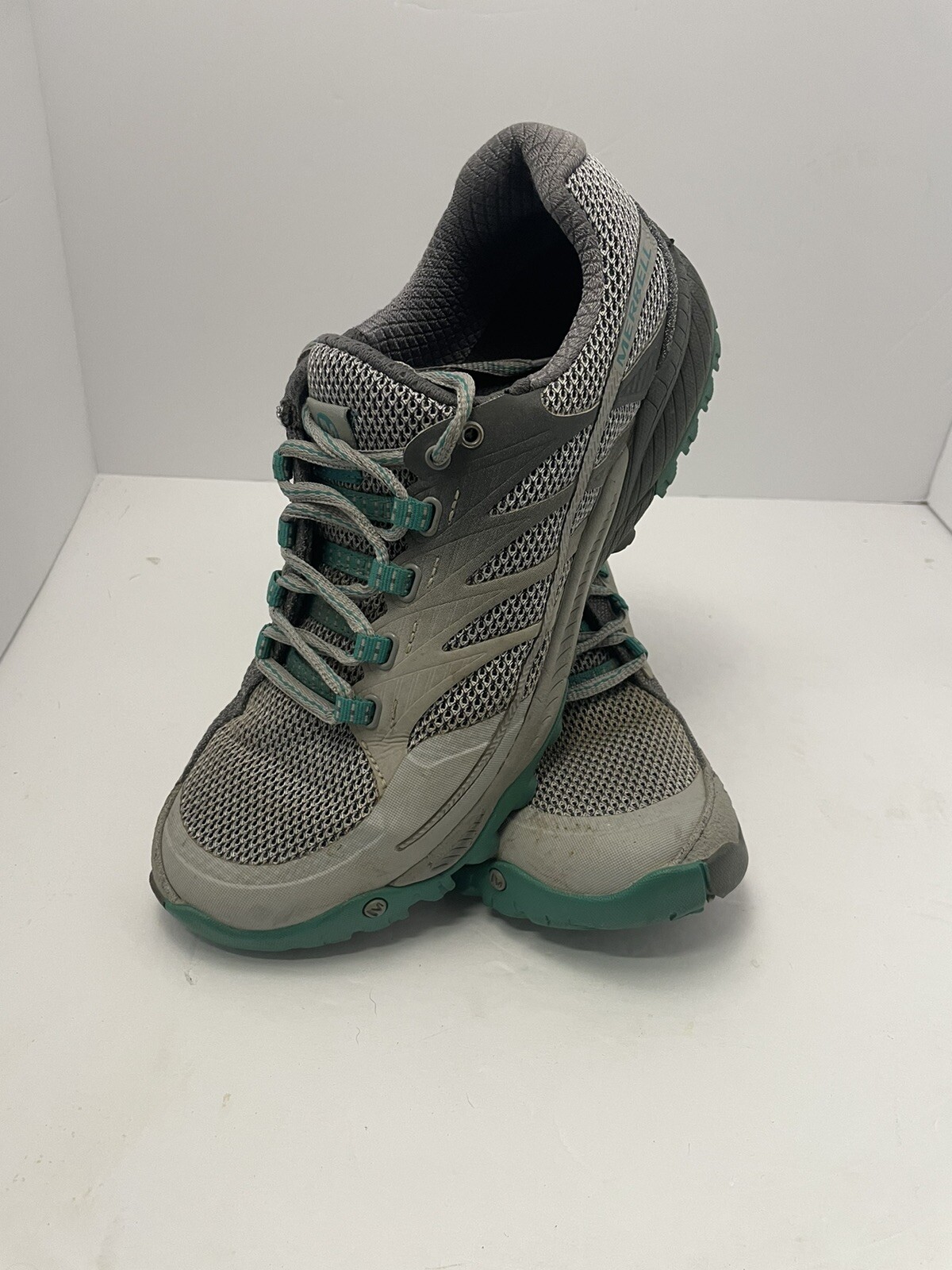 Scarpe da trail running da donna Merrell a tutto carico taglia 9 grigio chiaro verde dinastia
