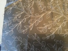 Tissu laurier brodé par Prestigious Textiles en Eden 74cms