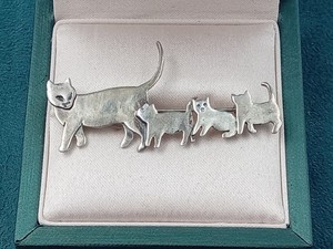 Sterling Silver Mother Cat w. 3 Kittens in Tow Pin: 2" & 4 grams