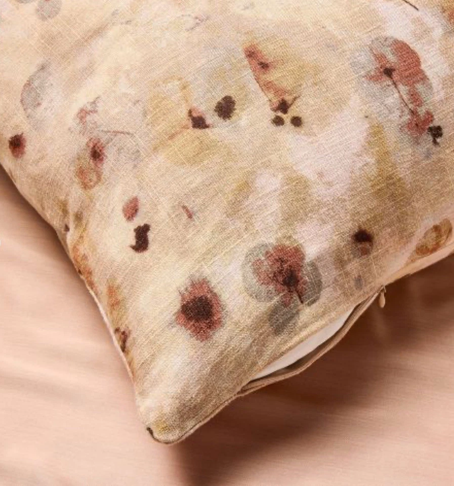 Almohada decorativa de peso pesado King Euro lumbar floral prensada - Casaluna Foto 3 de 4