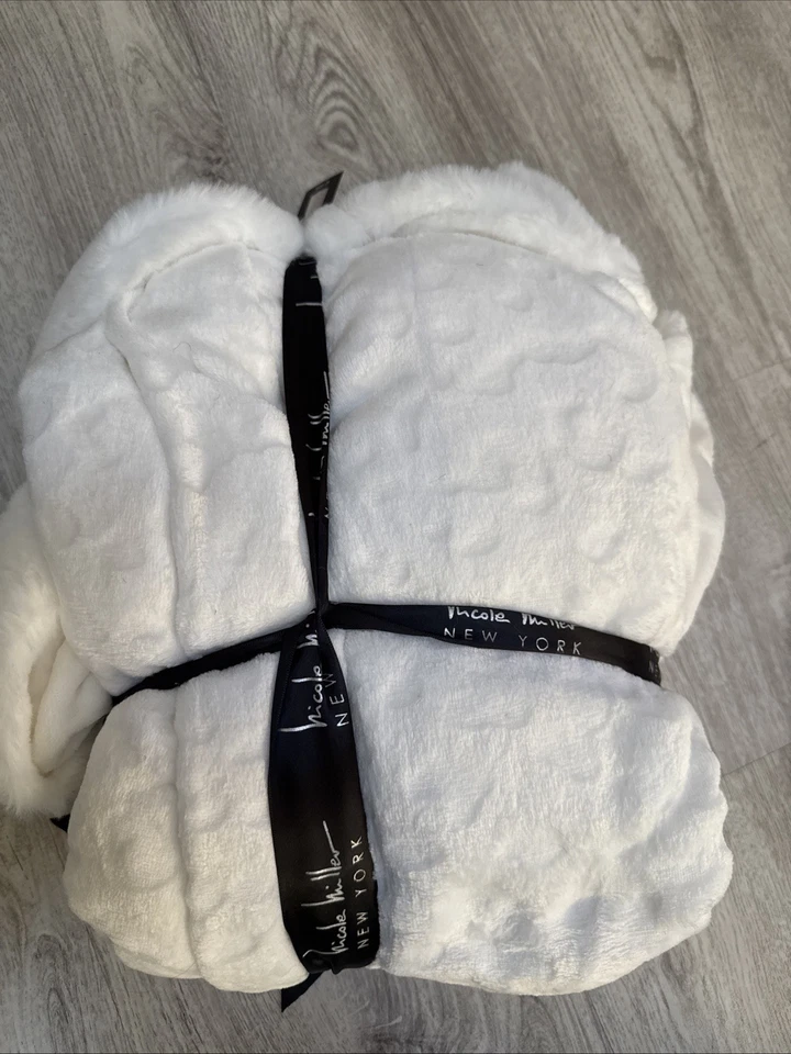 Cuerda Nicole Miller New York Blanca S/M Acogedora Manga Larga Suave 42’’’ Foto 2 de 4