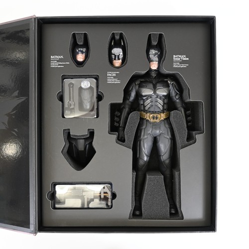 Hot Toys DX02 Batman The Dark Knight 1/6 Scale Movie Masterpiece Action Figure - Picture 9 of 17
