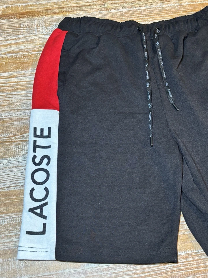 Lacoste 运动标准版型棉质弹力短裤 - 黑色/红色 - 男式 XXL 码 — 第 2/4 张图片