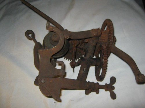 ANTIQUE McCORMICK DEERING TRACTOR USA CAST IRON GEAR WHEEL SHARPENING STONE TOOL - Picture 6 of 8
