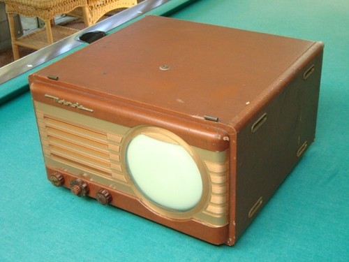 Vintage 1940's Motorola 7VT5R, Red 7" Portable TV - Picture 2 of 12