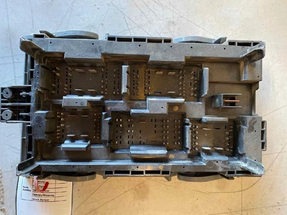 2010-2013 Chevrolet Silverado 1500 4.8L 5.3L 6.2L Engine Fuse Box OEM — 第 2/4 张图片