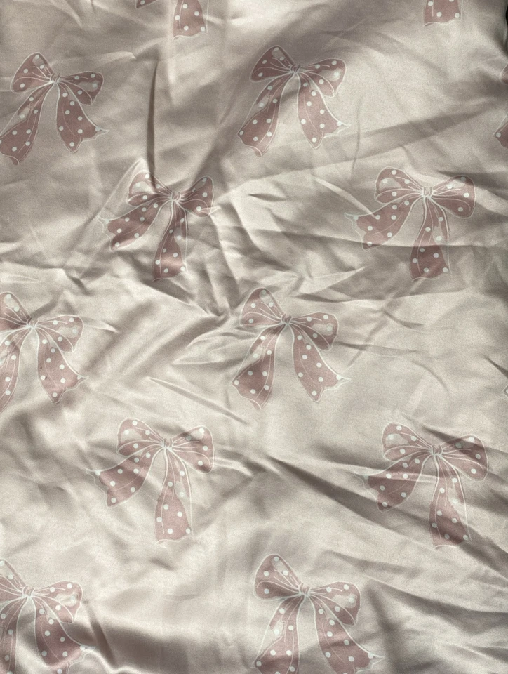 Manta para bebé The Peanutshell piel sintética reversible rosa lunares lazo volantes satinados Foto 4 de 4