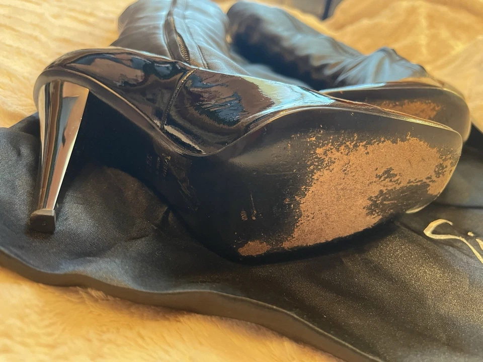 Botas hasta la rodilla Guiseppe Zanotti para mujer de charol negro, talla 38,5 con bolsa antipolvo Foto 4 de 4