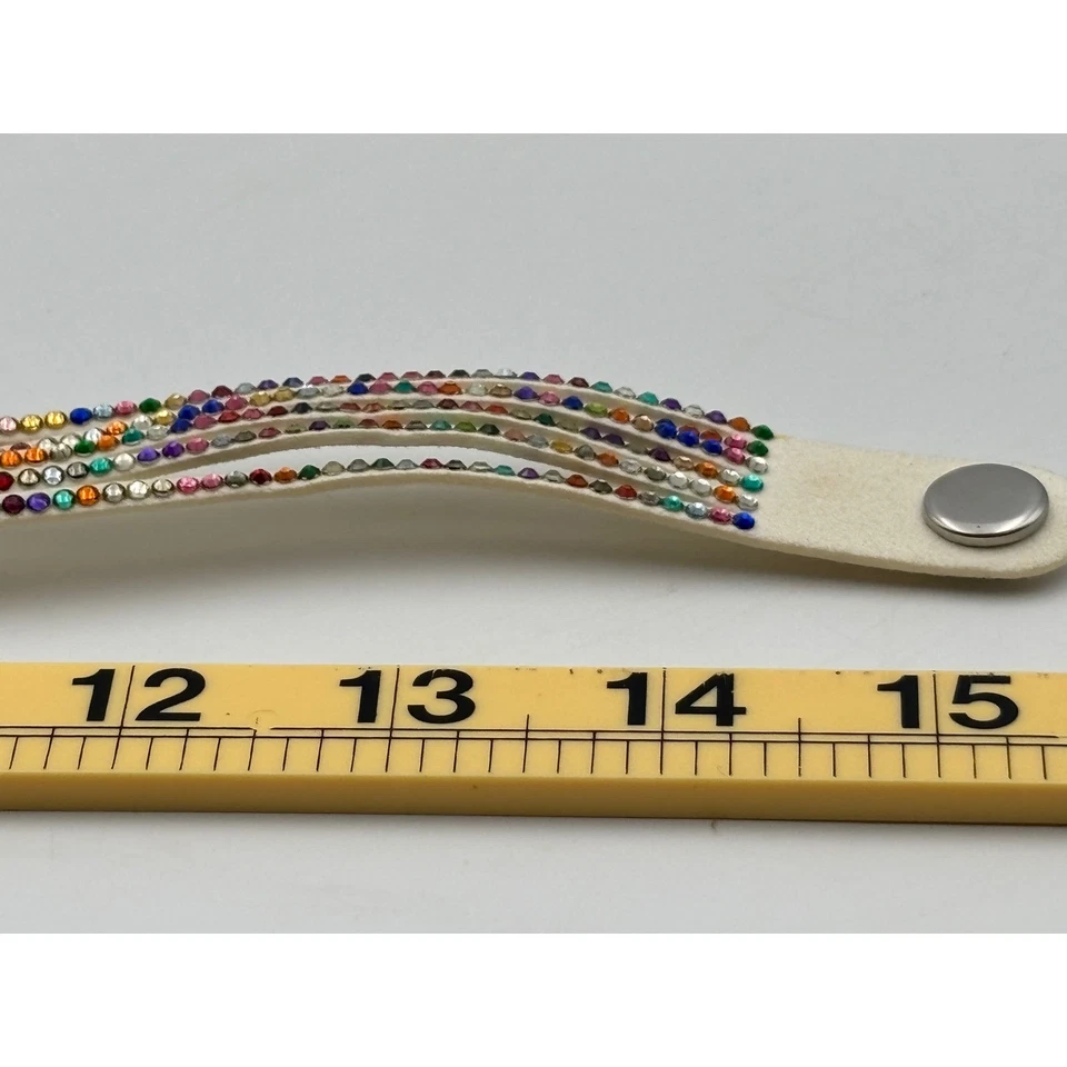 Pulsera envolvente beige multicolor con estrás cierre a presión tachonada Foto 4 de 4