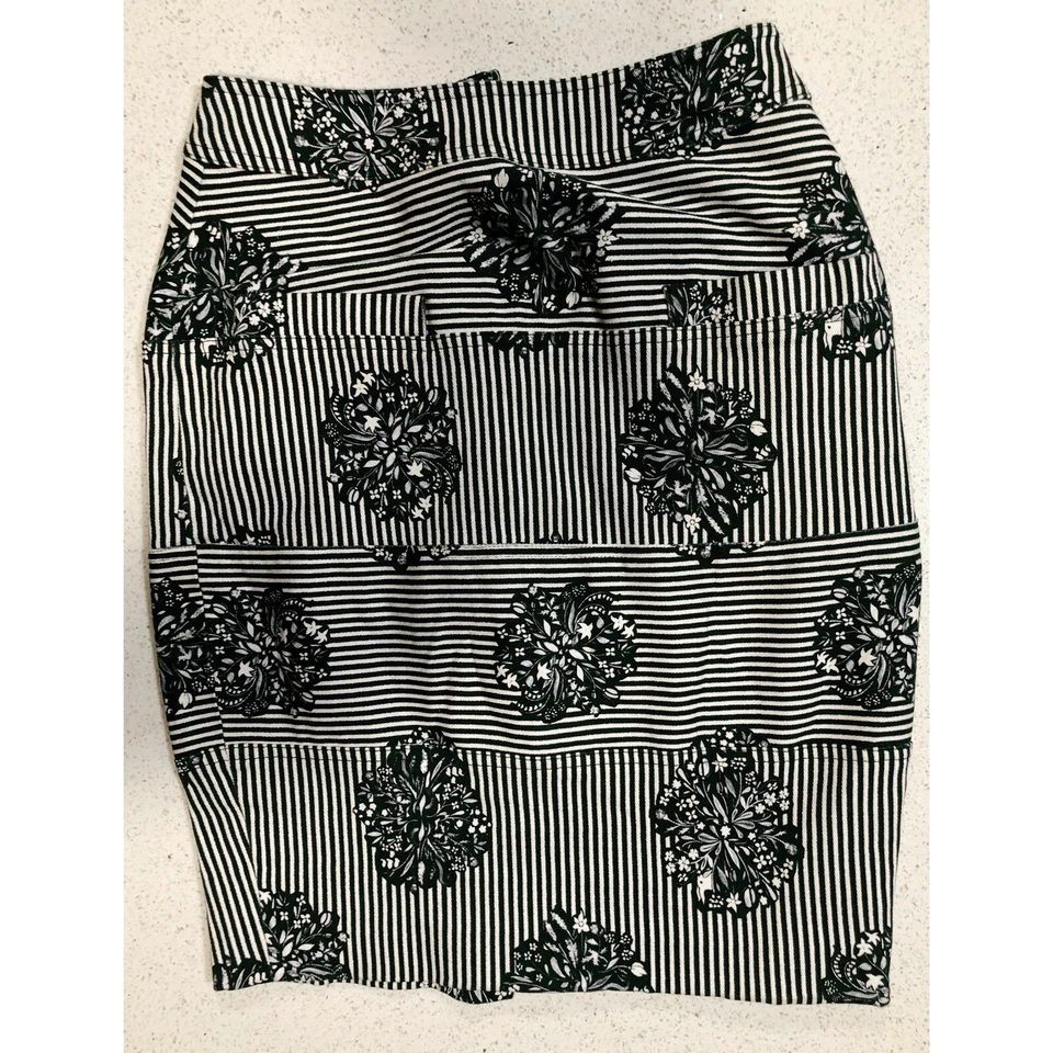 Saia lápis cerimônia de abertura preta branca cinza listrada floral bolsos tamanho P 2 4 - Imagem 3 de 4