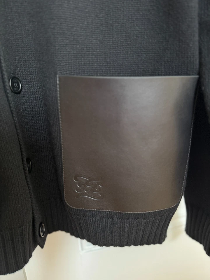Auténtico cárdigan Fendi tejido de lana y cachemir para hombre bolsillo de cuero 54 XL PRECIO DE VENTA SUGERIDO POR EL FABRICANTE 1.890 £ Foto 3 de 4