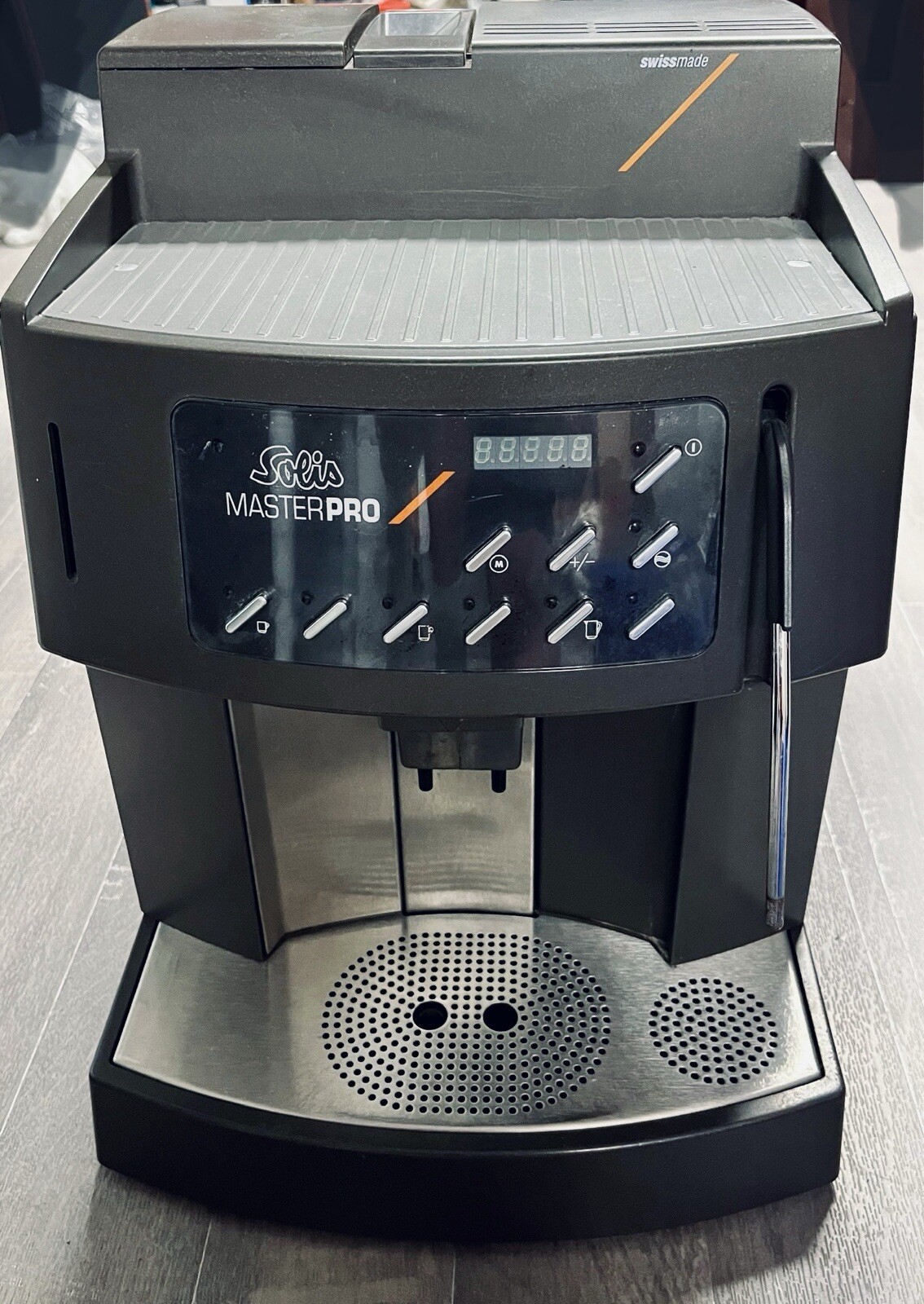 Solis Master Pro mit Festwasseranschluss und Bezahlsystem