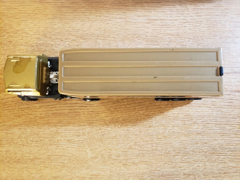 Hot Wheels грузовики с кабиной полуприцеп тягач золотистый - Изображение 3 из 4