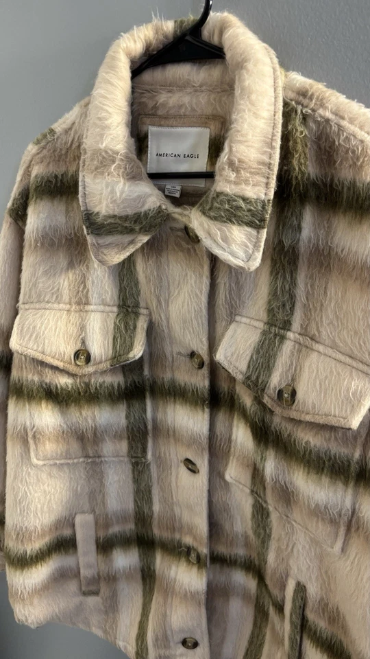 Chaqueta American Eagle Shacket Color Verde Taupe Grande Foto 2 de 4