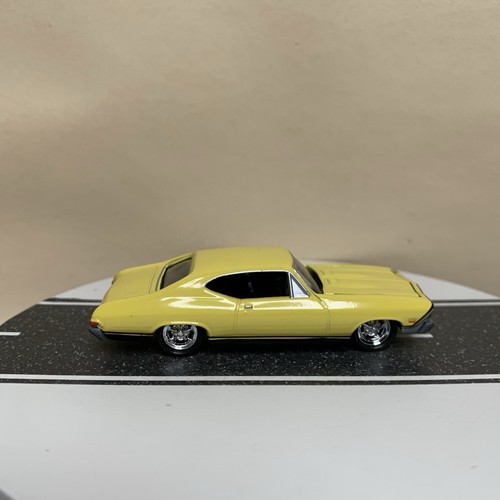 Johnny Lightning Muscle Cars USA 1968 Chevy Chevelle gelb/schwarz gestreift 1:64 NM - Bild 1 von 15