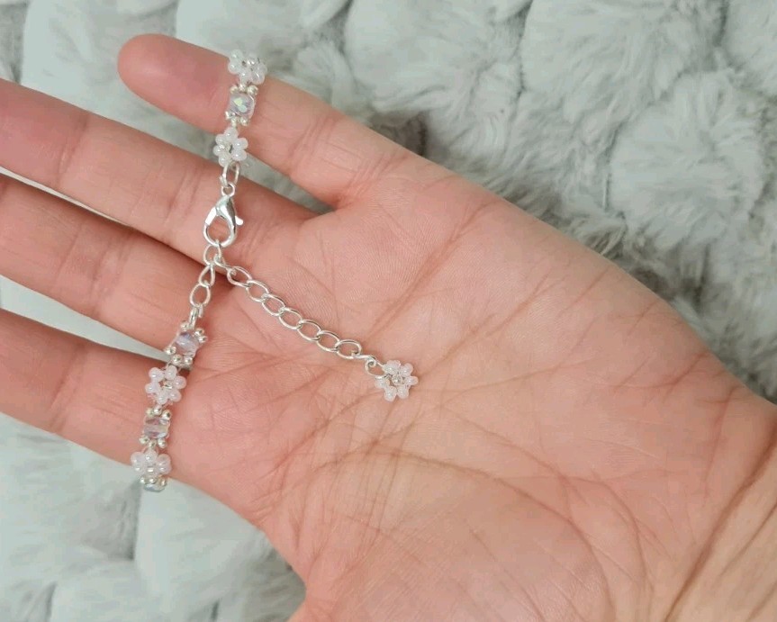 Handgefertigtes Armband aus kleinen Perlen mit Blumen