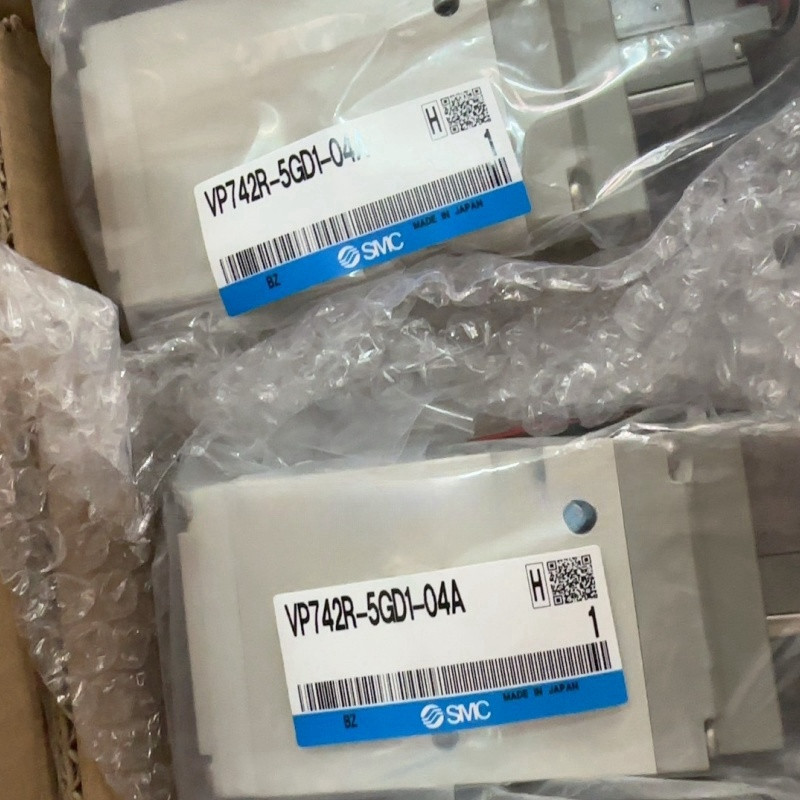1PCS New SMC VP742R-5GD1-04A The electromagnetic valve Free delivery