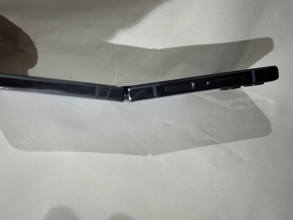 Samsung Galaxy Z Flip4 · 128GB, photo 2 of 5