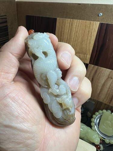 Colgante Dragón 100% Jade Hetiano Tallado a Mano 新疆且末料带糖手工雕刻龍🐉手把件 ~后背雕刻福瓜86.7×26×20 - Imagen 3 de 16