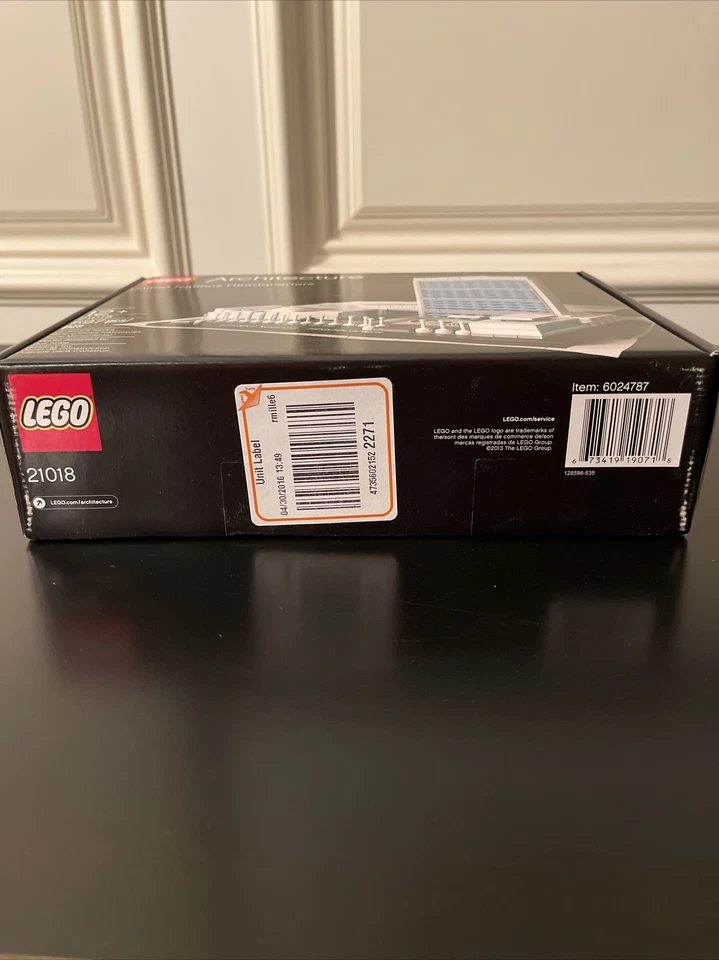 Lego Architecture United Nations Headquarters (21018) - Image 2 of 4