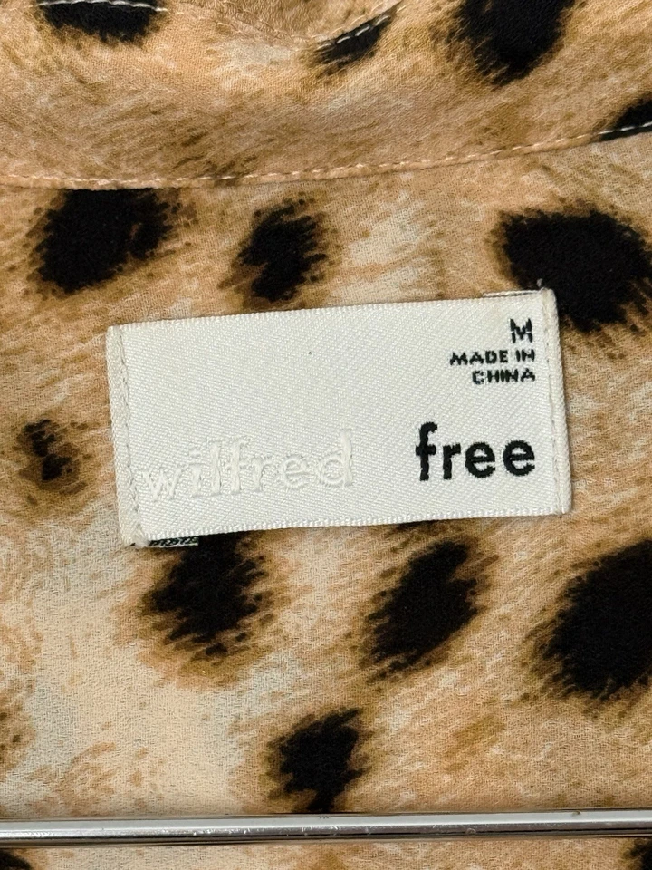 Blusa manga larga Aritzia Wilfred Free para mujer M estampado de leopardo con botones Foto 3 de 4