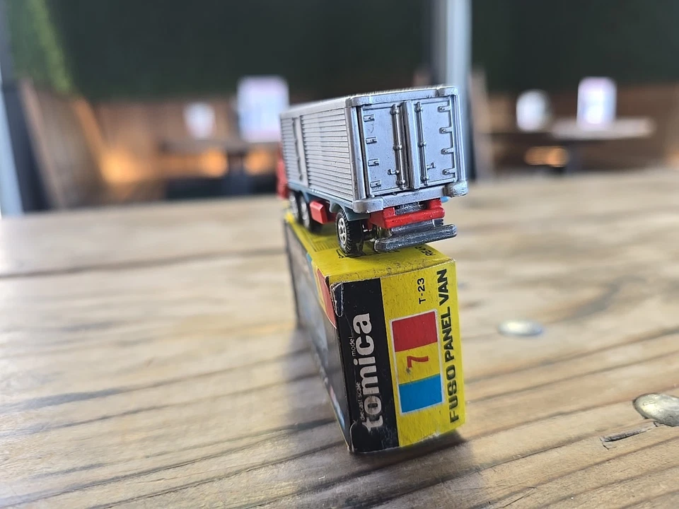 Furgoneta panel Tomy Tomica Fuso #7 vintage con caja negra escala 1/127 Foto 2 de 4