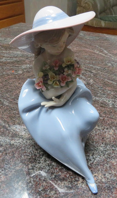 LLADRO FRAGRANT BOUQUET#5862 Girl with Armful of Flowers mint condition in box