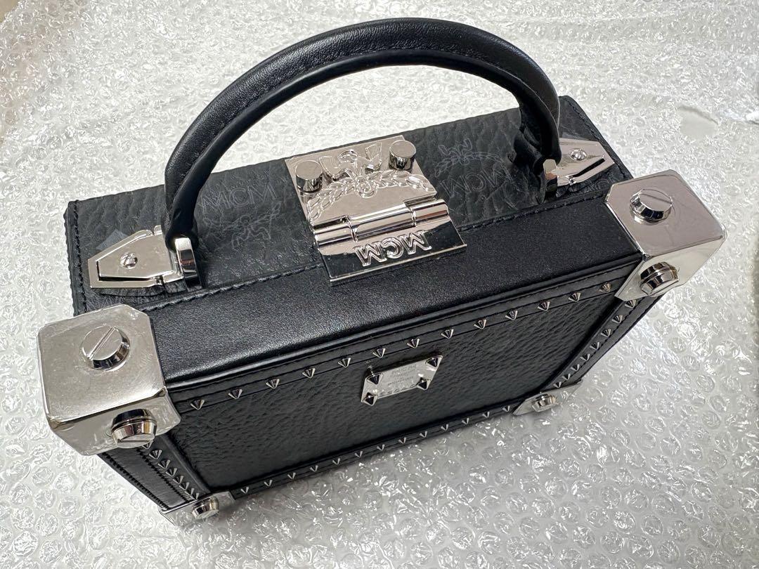 美品 MCM レザー２ウェイバッグ MCM】 レザー 2WAYバッグ （白×ワッペン付き） - 株式会社上野