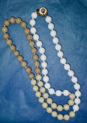 MIRIAM HASKELL White & Beige Necklace 30'' 1940-50s Signed