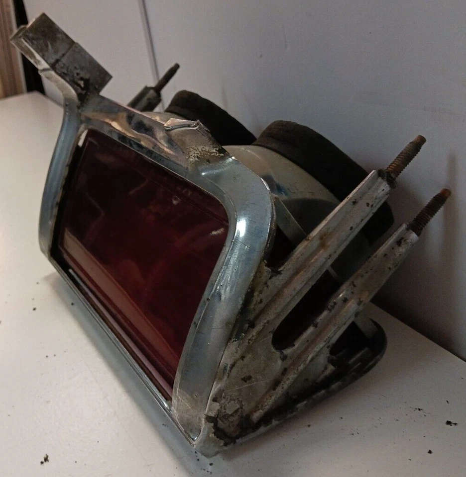 Luz trasera derecha y bisel Lincoln Continental Town Car 1975-1979 usado OEM (SVM 151) Foto 2 de 4